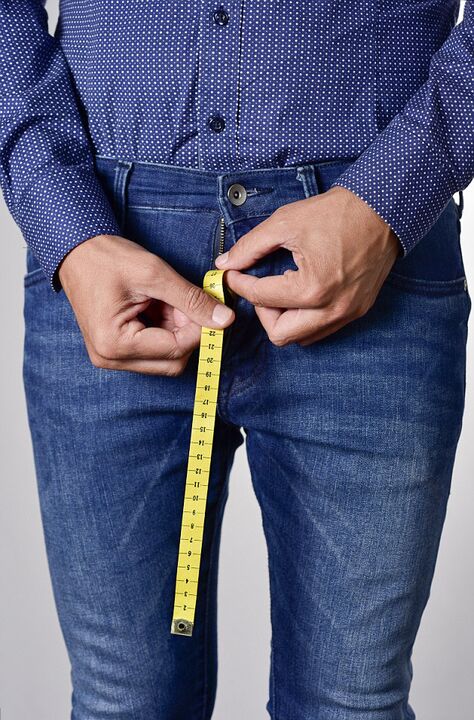 mesurer le pénis d'un homme avec un centimètre